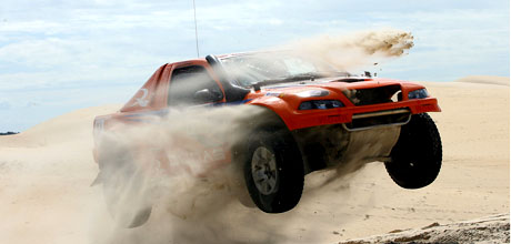 Carro na duna durante o Rally RN 1500