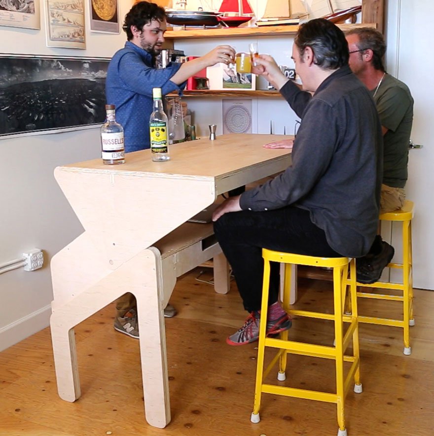 Conheça a mesa de trabalho que se transforma em bar