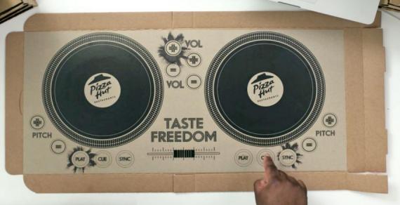 Pizza Hut lança caixa de pizza que vira equipamento de Dj