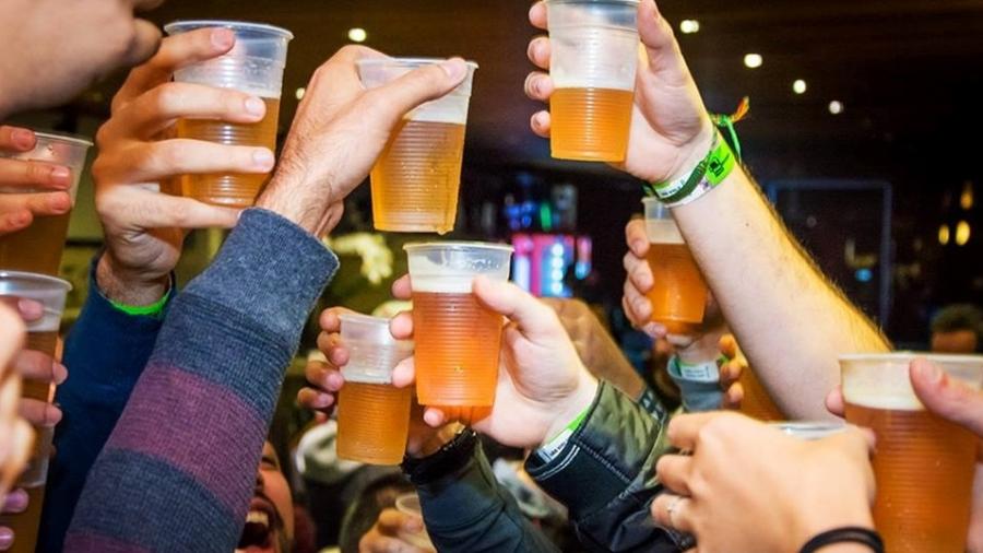 Em SP, turistas se divertem em maratona de bebedeira pela Vila Madalena